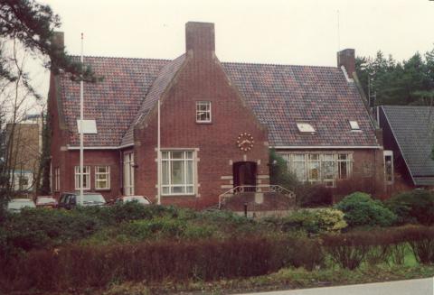 West-Terschelling, gemeentehuis. Foto Piet Zumkehr, 1999.